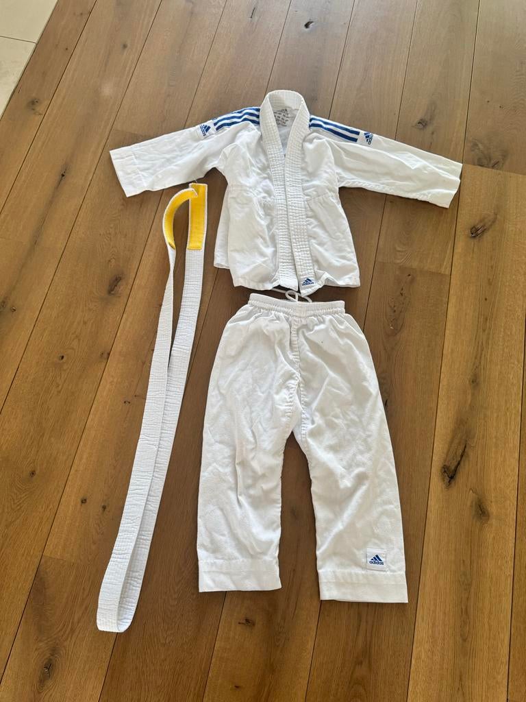 Adidas Judo Pak (maat 120/130) met gele band, Gebruikt, Judo, Vechtsportpak, Ophalen of Verzenden