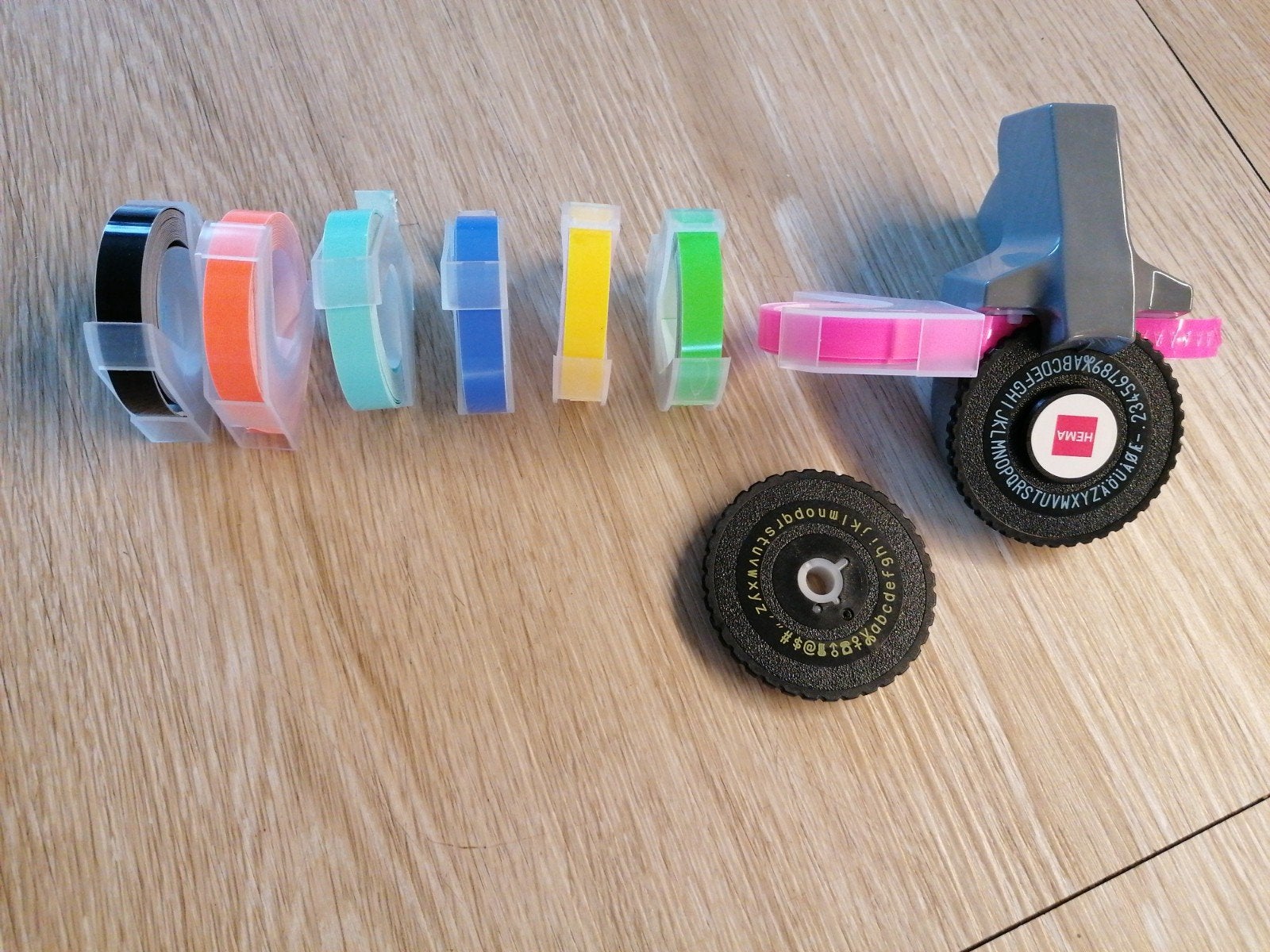 Hema labelmaker met diverse kleuren tape, Ophalen, Qwerty, Zo goed als nieuw, Tape-label