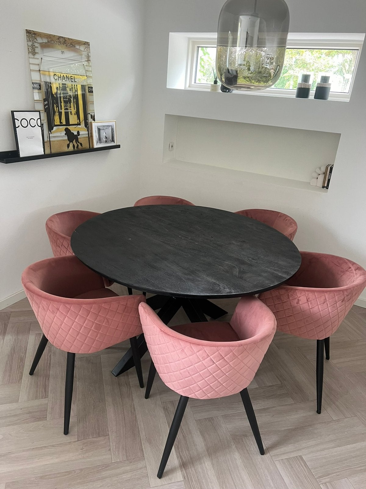 Foto 3 van Ronde zwarte eettafel mangohout met 5 oudroze kuipstoelen