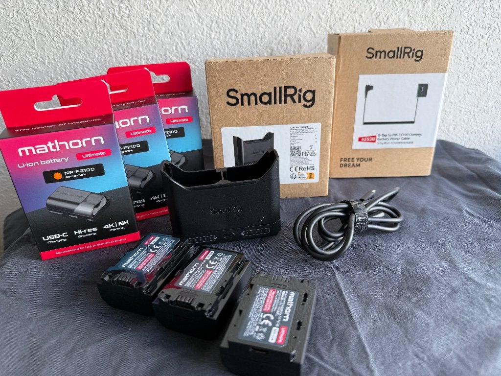 Complete set accu's met oplader voor Sony FX3 en FX30, Zo goed als nieuw, Accu, Geschikt voor twee batterijen, Sony