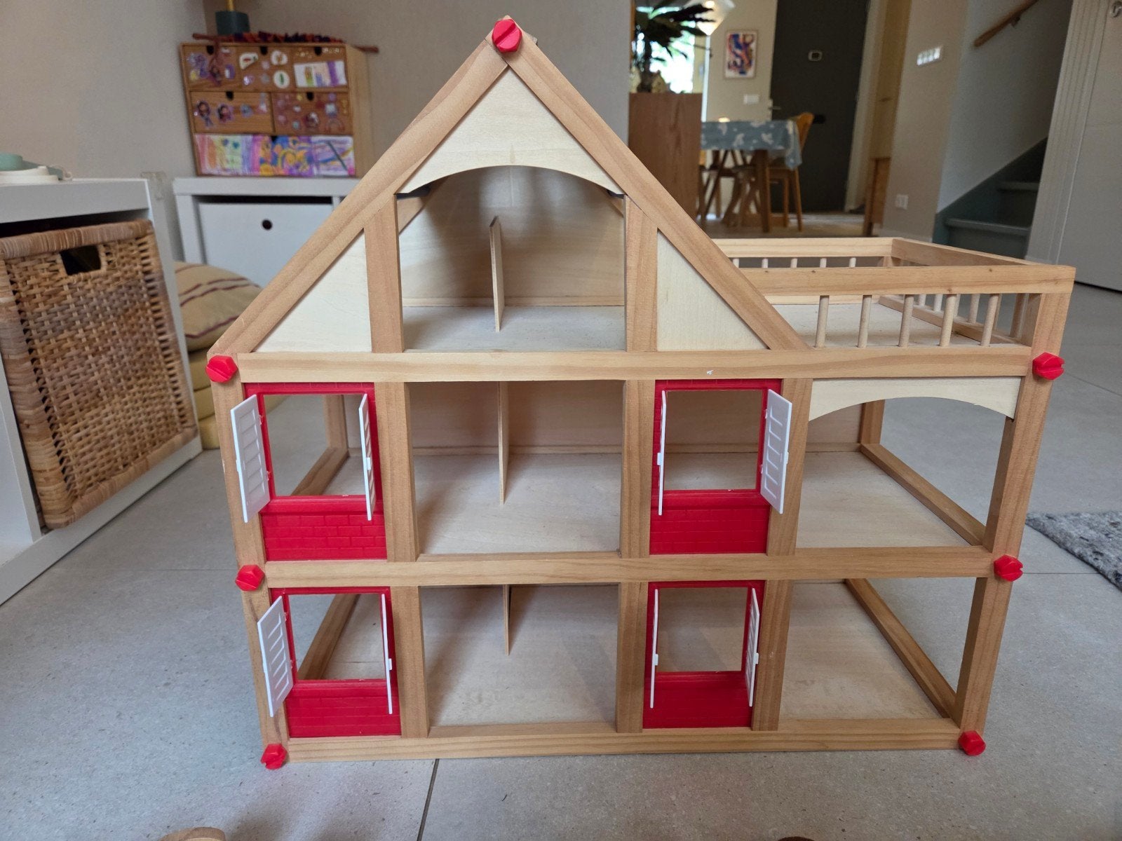 Foto 4 van Groot houten poppenhuis met complete inrichting en poppen