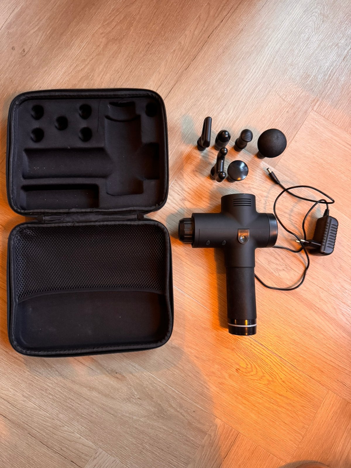 Massagegun met diverse opzetstukken, Sport en Fitness, Massageproducten, Ophalen of Verzenden, Zo goed als nieuw