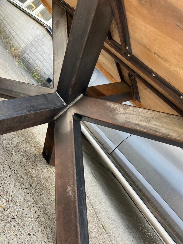 Ovale binnen/buiten tafel  5 cm dik blad en stalen onderstel, Huis en Inrichting, Tafels | Eettafels, Gebruikt, 100 tot 150 cm