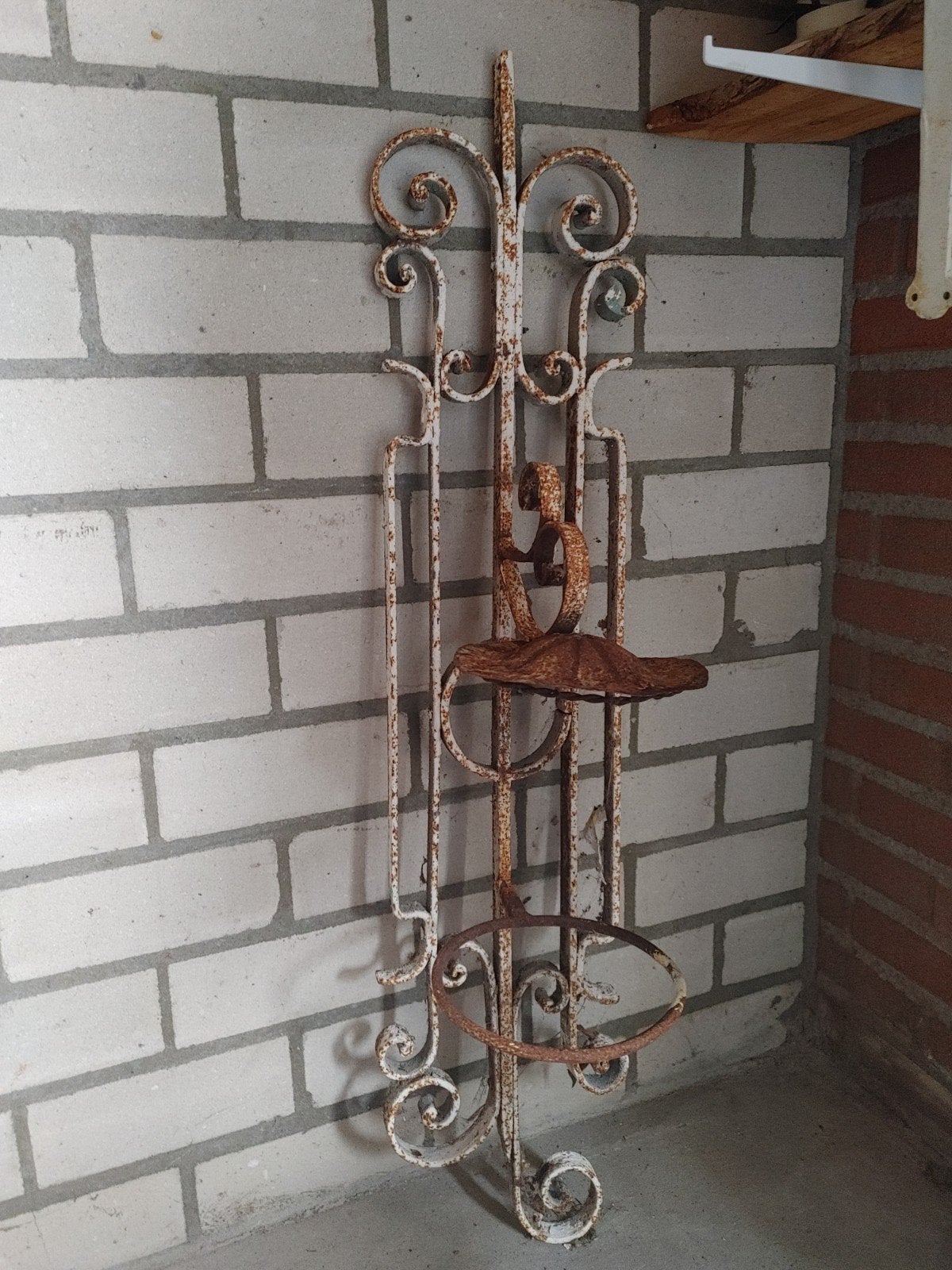 Antieke smeedijzeren plantenhouder/wanddecoratie OPKNAPPER, Ophalen