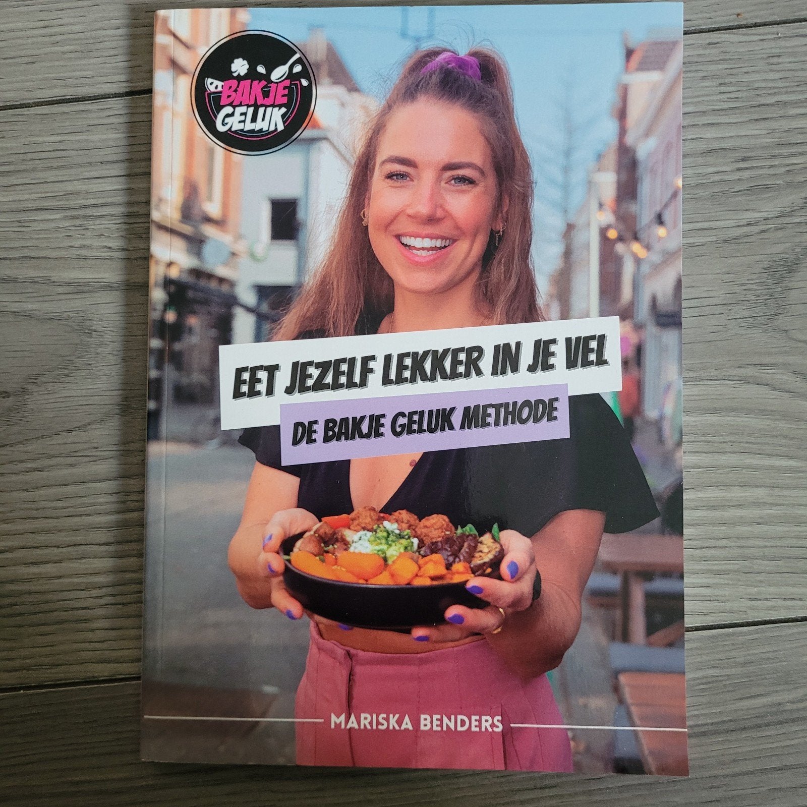 Eet Jezelf Lekker in Je Vel - De Bakje Geluk Methode, Ophalen of Verzenden, Gelezen, Dieet en Voeding, Mariska Benders