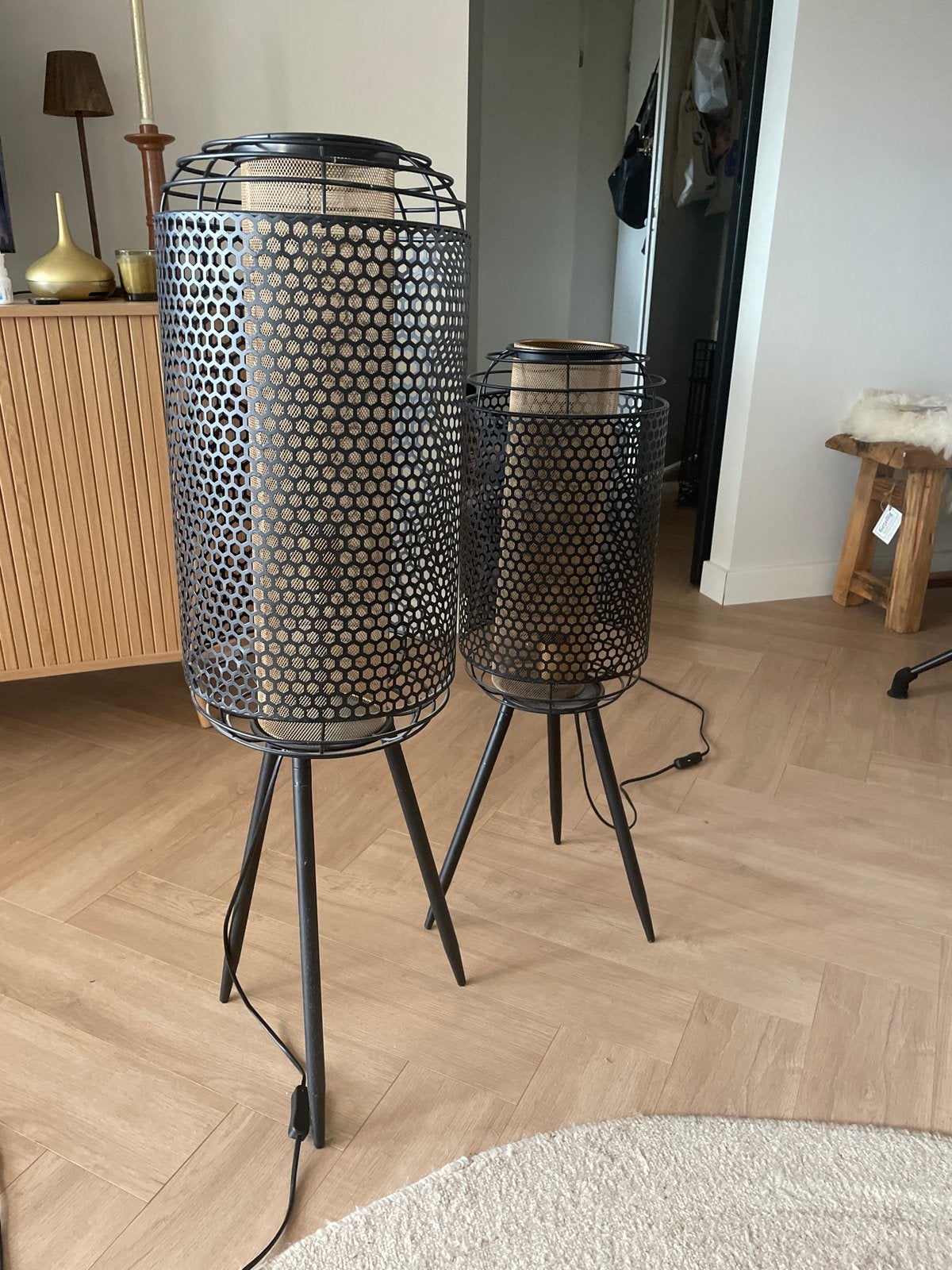 Set van 2 Dutchbone vloerlampen - Zwart metaal met rotan, Huis en Inrichting, Lampen | Vloerlampen, Zo goed als nieuw, 100 tot 150 cm