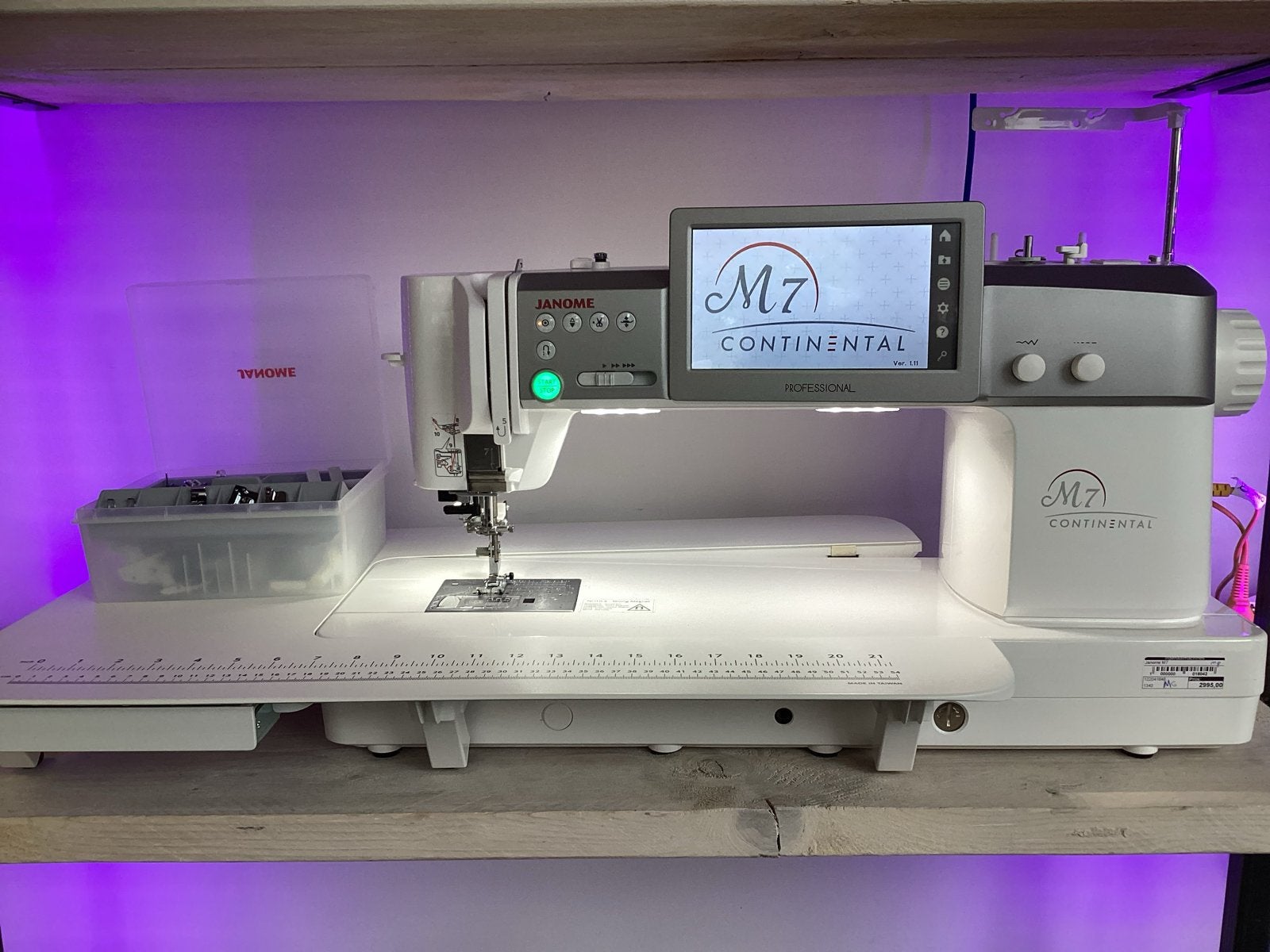 Janome M7 Continental Naaimachine met uitgebreide accessoire, Hobby en Vrije tijd, Naaimachines en Toebehoren, Ophalen, Zo goed als nieuw