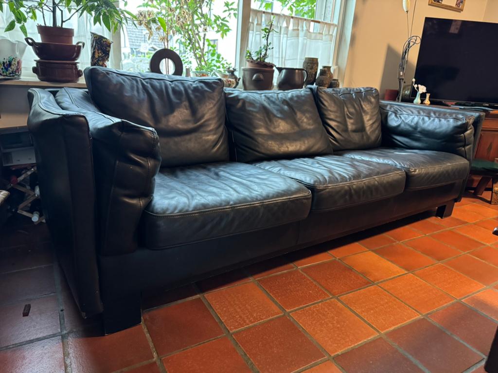 Zwarte buffel lederen bank, Ophalen, Gebruikt, Driepersoons, 75 tot 100 cm