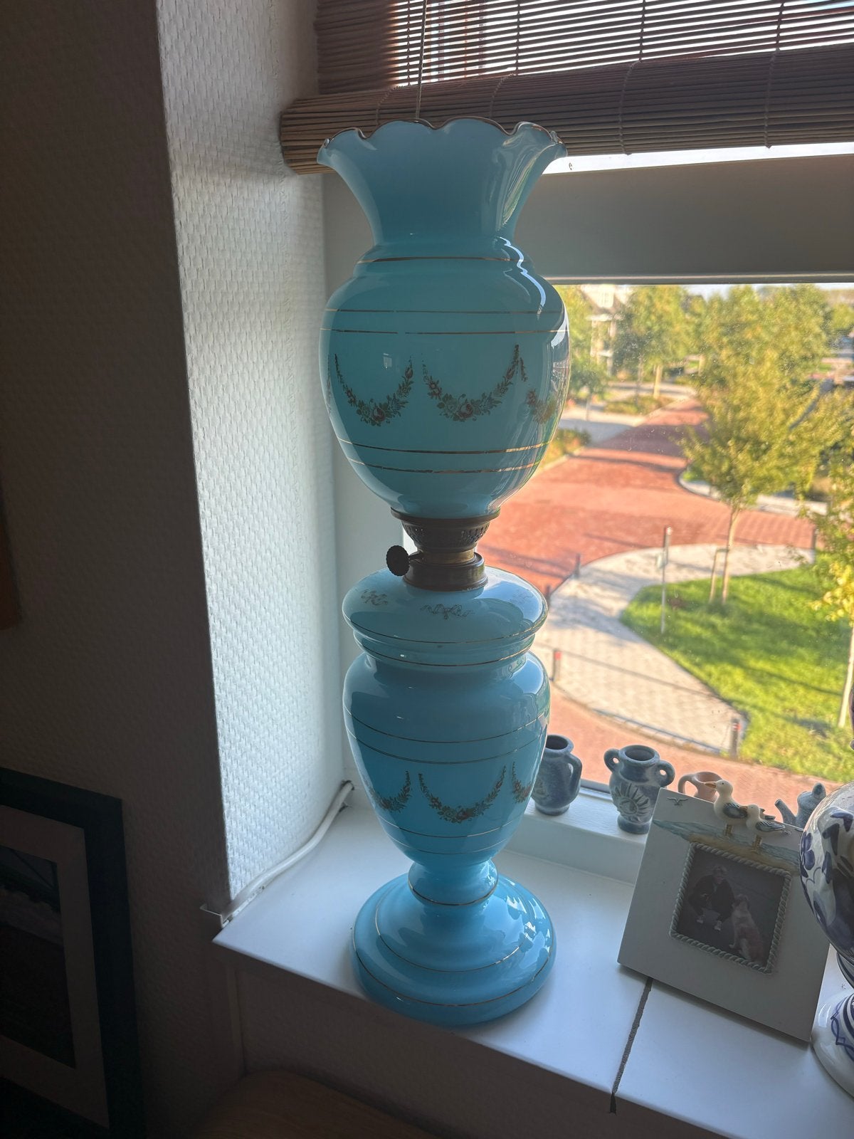 Antieke Olie Lamp - Melkglas met Gouden Decoratie, Antiek en Kunst, Ophalen of Verzenden