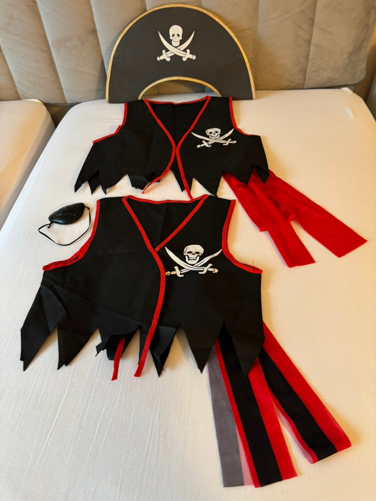 2 Piratensetjes Mt 134-140 / 140-152 met Muts €6/Ooglapje €5, Kinderen en Baby's, Carnavalskleding en Verkleedspullen, Ophalen of Verzenden