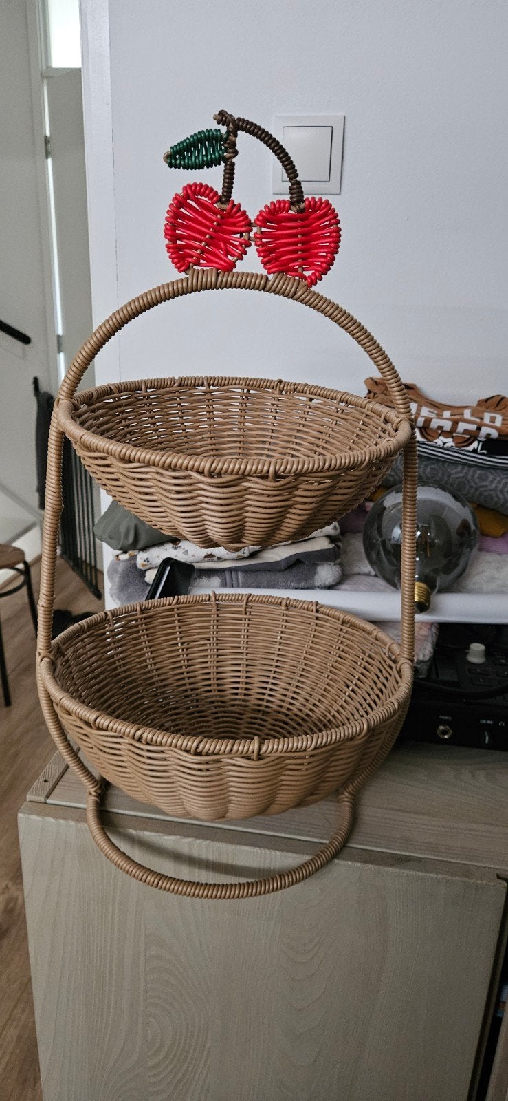 Leuke mand met 2 lagen en kersen decoratie, Ophalen