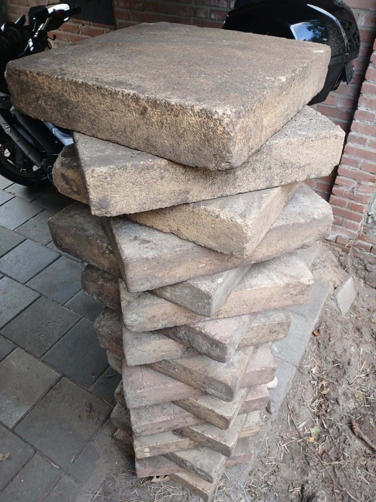 Gratis, grote terrastegels, mild warme kleuren, geel/rood, Ophalen, Gebruikt, 5 tot 10 m², Beton