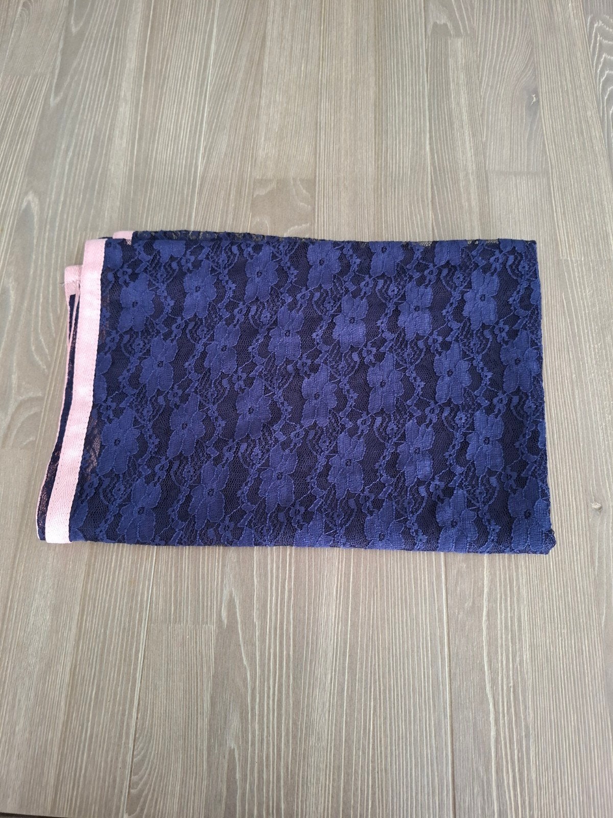Nieuw Donkerblauwe sjaal met roze bies, Kleding | Dames, Maat 46/48 (XL) of groter, Nieuw, Ophalen of Verzenden, Onbekend