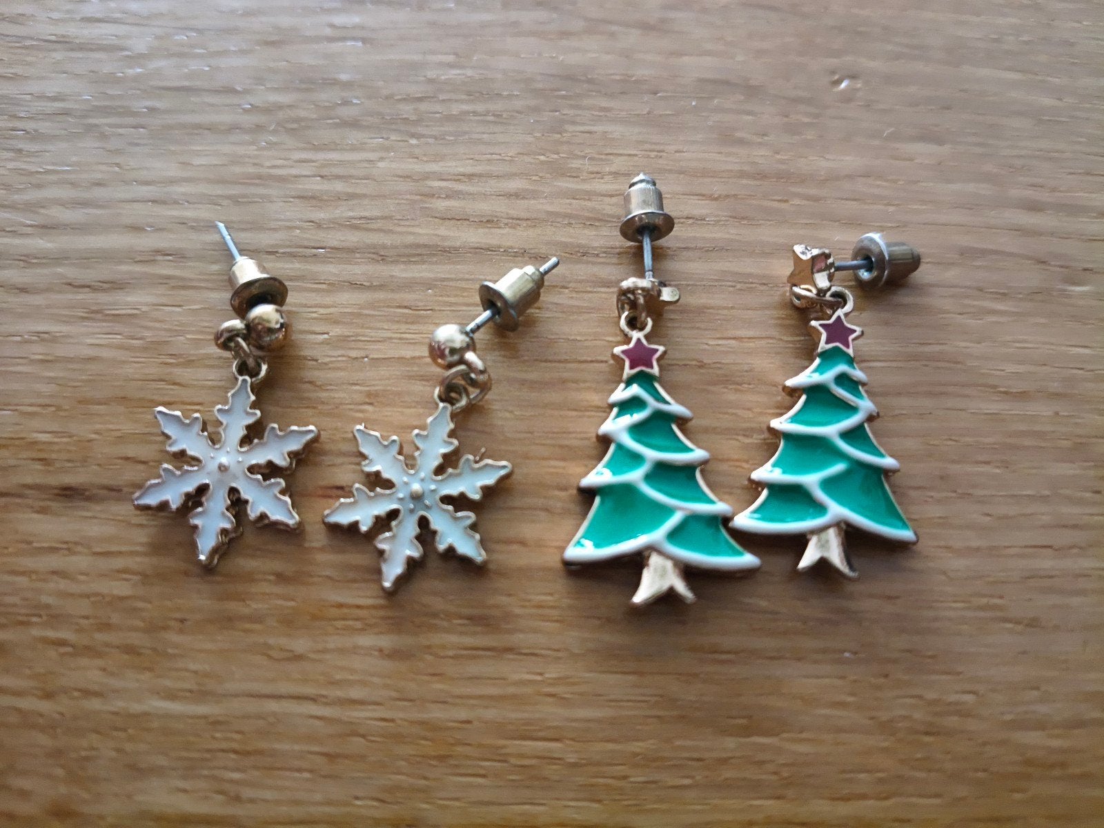 Kerst oorbellen: sneeuwvlokken en kerstbomen, Sieraden, Tassen en Uiterlijk, Overige materialen, Hangers, Overige kleuren, Ophalen of Verzenden