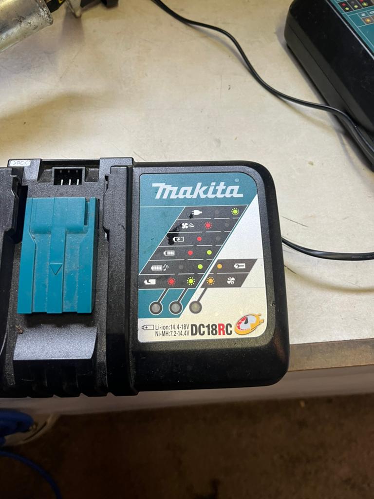 Te koop zgan makita accu lader 18v, Doe-het-zelf en Verbouw, Gereedschap | Machine-onderdelen en Toebehoren, Ophalen of Verzenden