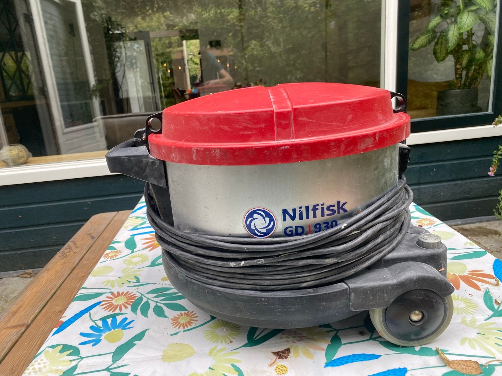 Nilfisk GD930 Stofzuiger met lange slang en snoer, Witgoed en Apparatuur, Ophalen, Gebruikt, Industriële stofzuiger
