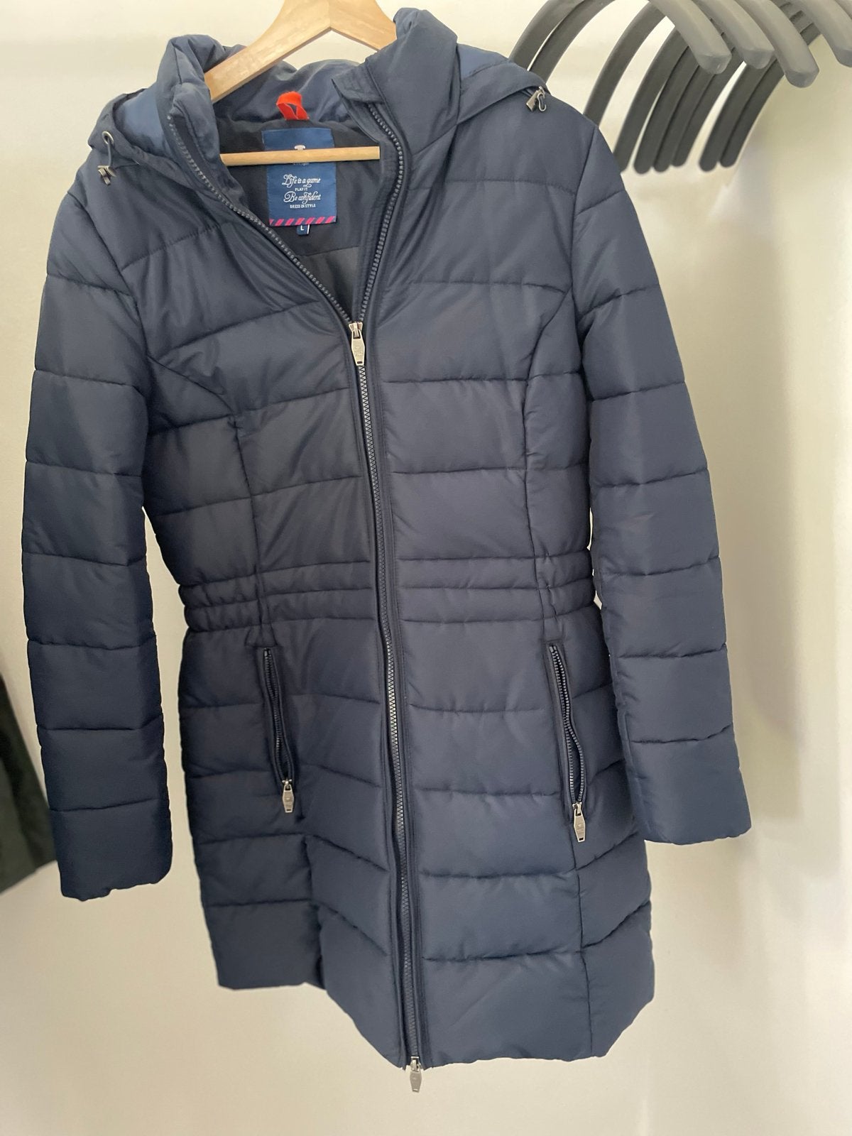 Donkerblauwe gewatteerde jas met capuchon, Ophalen of Verzenden, Zo goed als nieuw, Maat 42/44 (L), Blauw