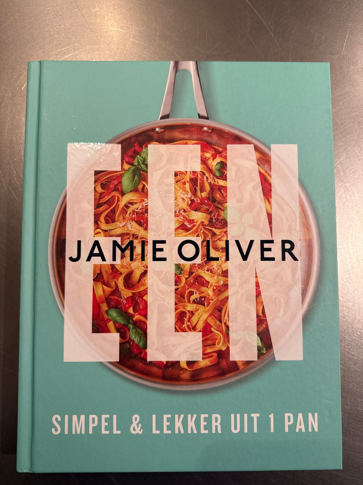 Jamie Oliver: EEN - Simpel & Lekker uit 1 Pan Kookboek, Hoofdgerechten, Ophalen of Verzenden, Zo goed als nieuw, Europa