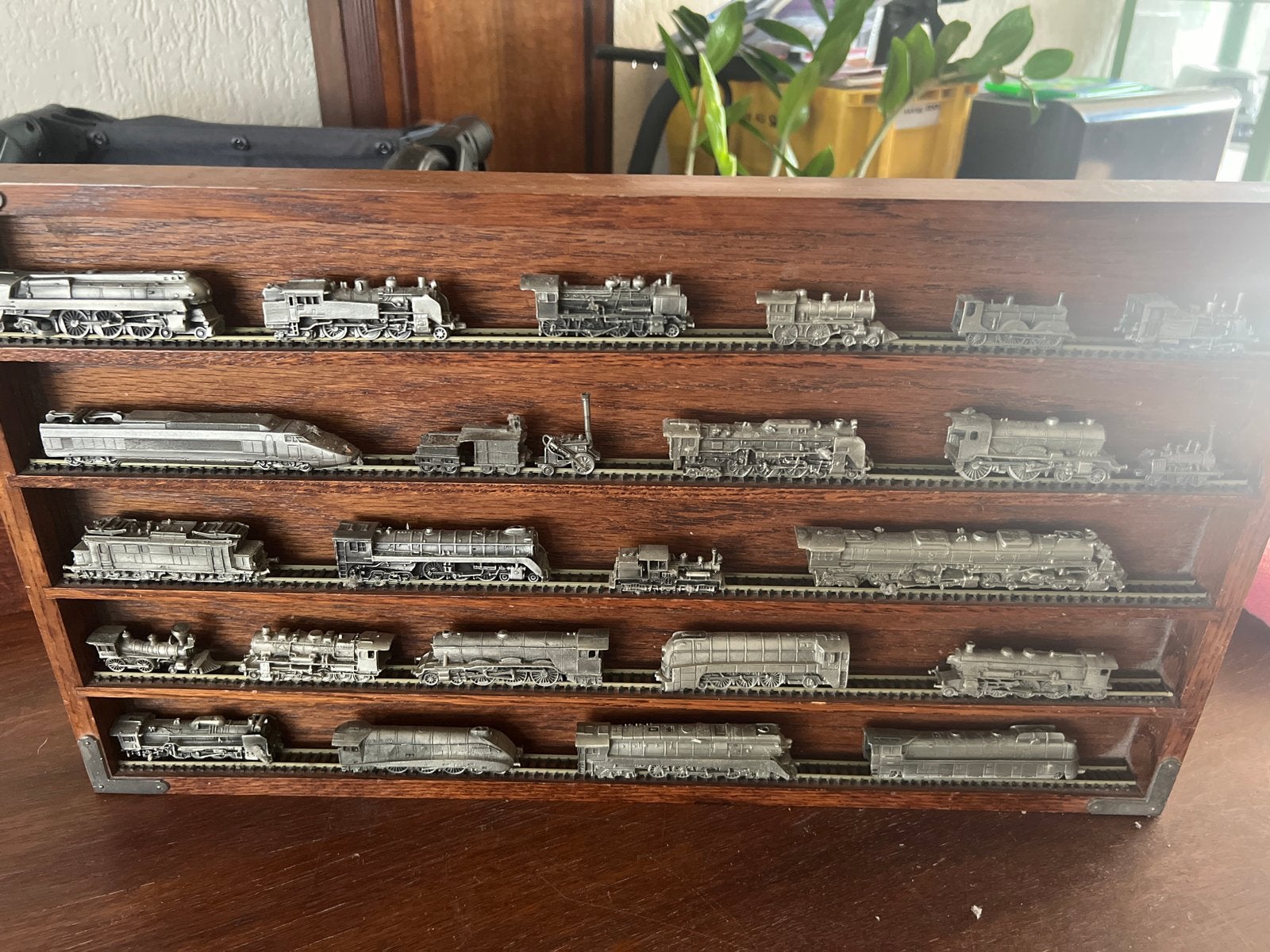 Verzameling van 26 miniatuur locomotieven in vitrine, Locomotief, Gelijkstroom of Wisselstroom, Zo goed als nieuw, Ophalen