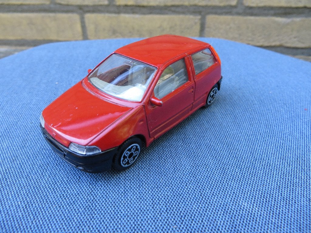 Burago Fiat Punto ROOD, Ophalen of Verzenden, Zo goed als nieuw, Auto, Overige merken