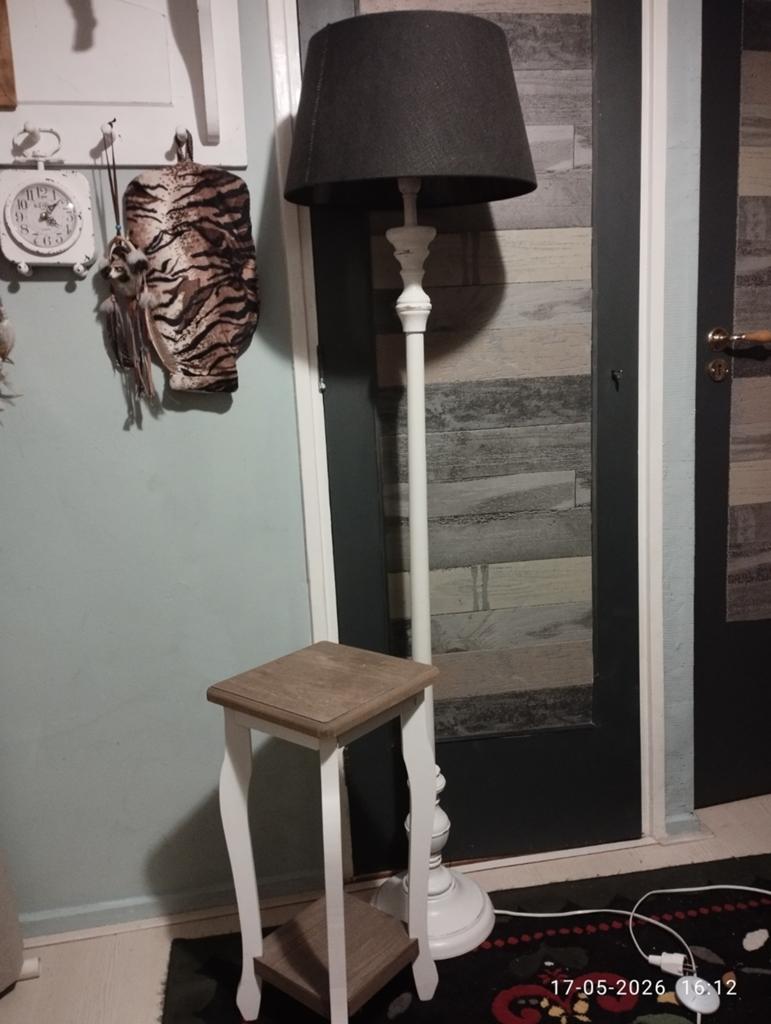 Landelijk staande lamp met vloerschakelaar en tafeltje, Ophalen of Verzenden, 150 tot 200 cm