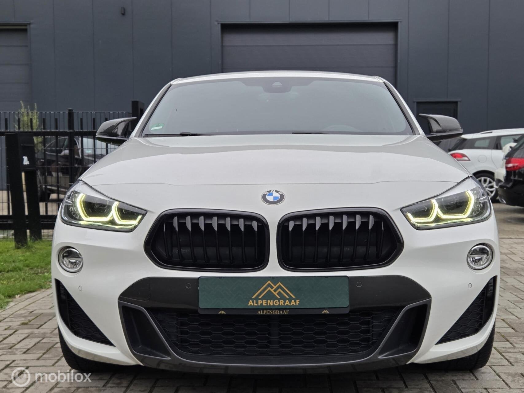 BMW X2 sDrive18i Executive M-Sport Oxigin, Auto's, Dealer onderhouden, Gebruikt, Automatische klimaatregeling, Wit