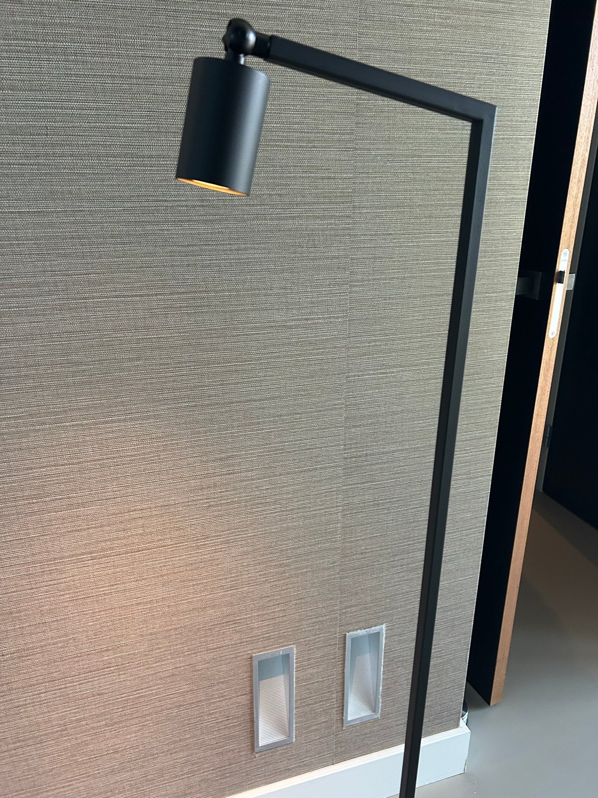 Moderne zwarte vloerlamp met verstelbare spot, Ophalen, GU10, Zo goed als nieuw, Metaal