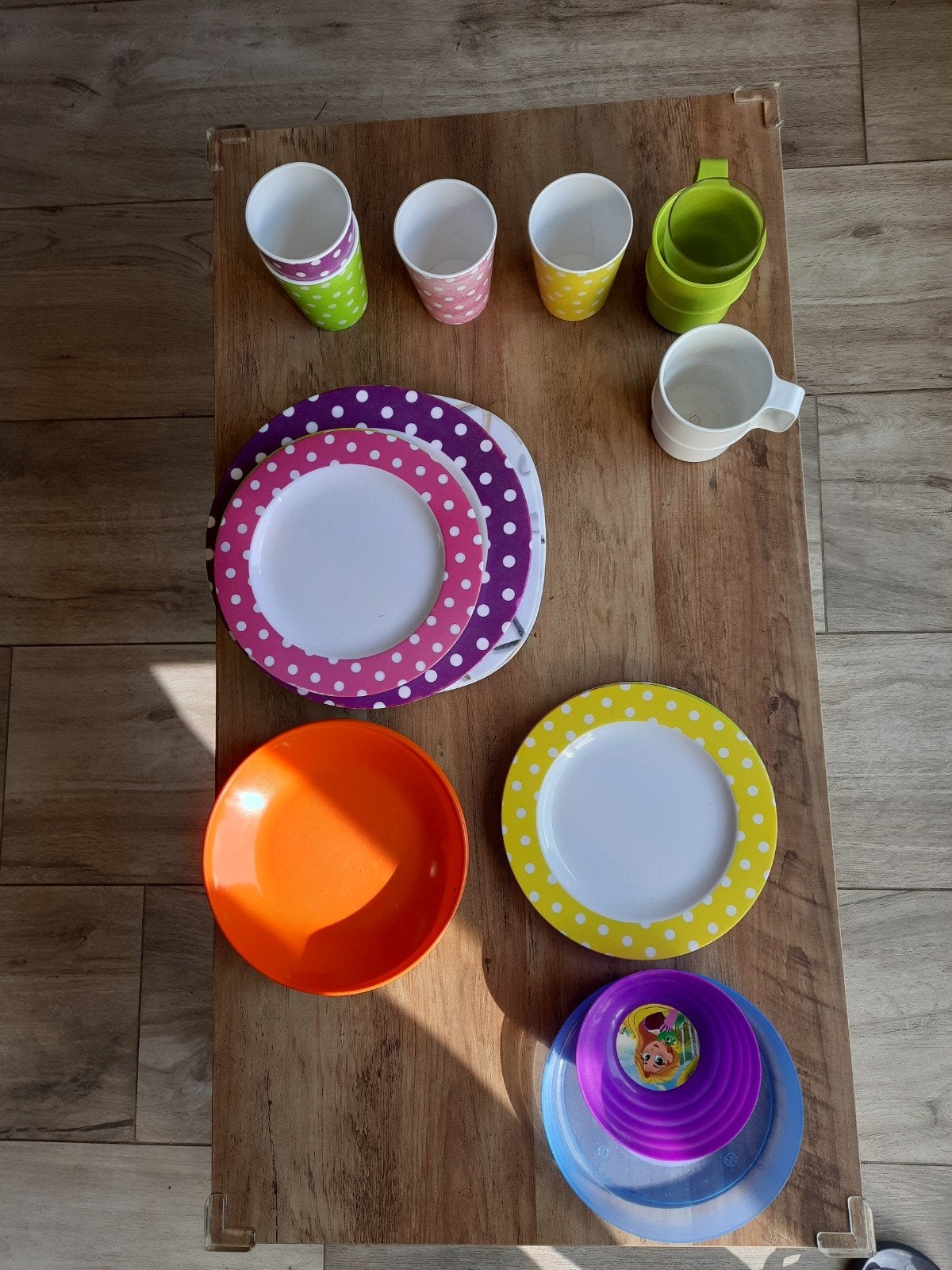 Borden, bekers en plastic glas - Kleurrijk servies, Caravans en Kamperen, Ophalen of Verzenden, Gebruikt