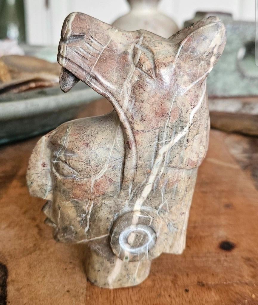 Uniek stenen beeld: Azteekse krijger met jaguarhelm, Minder dan 20 cm, Ophalen of Verzenden, Handgemaakt, Steen of Keramiek