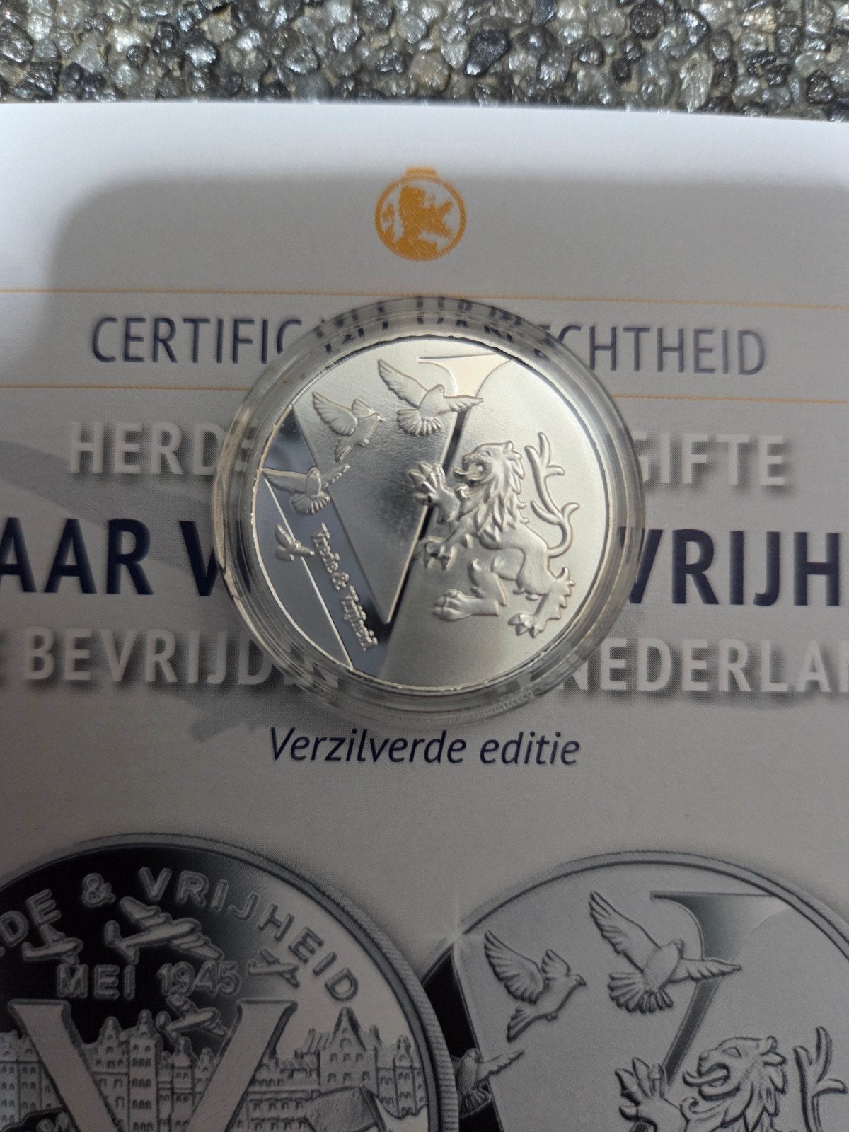 Verzilverde herdenkingsmunt 80 jaar Vrede en Vrijheid, Ophalen of Verzenden, Losse munt