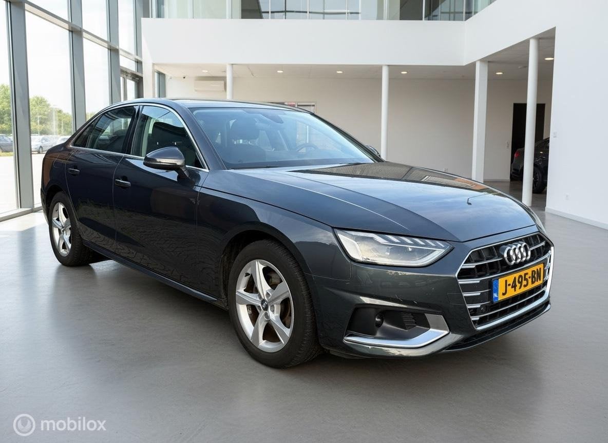 Audi A4 Limousine 35 TFSI Launch edition Business, Auto's, Gebruikt, Euro 6, 4 cilinders, 1415 kg