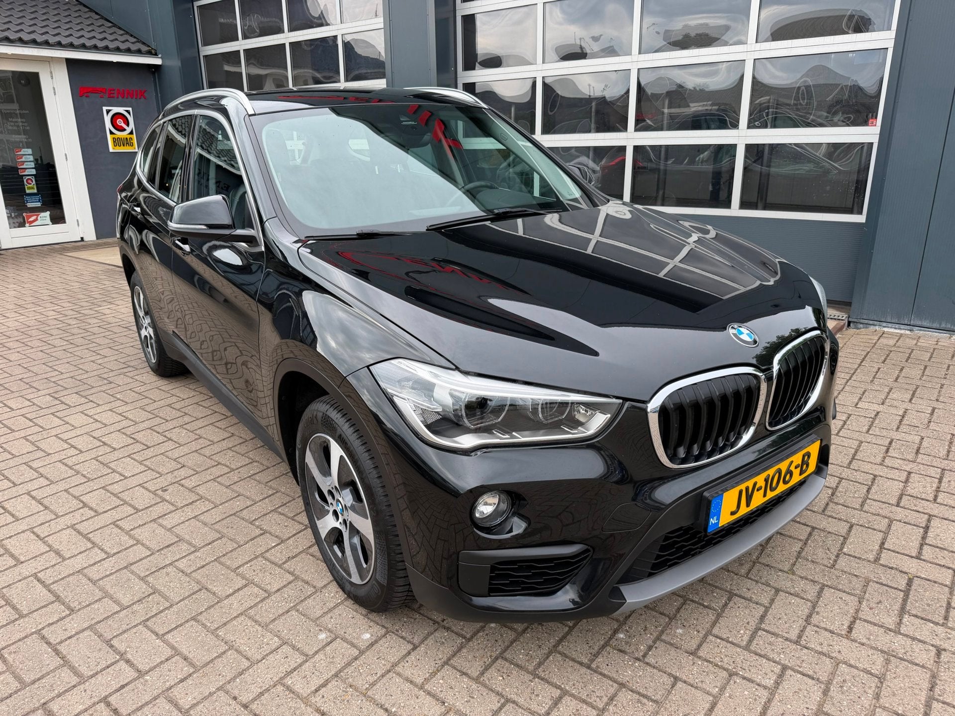 BMW X1 SDrive20i Centennial High Executive / Head-Up / Sport, 1998 cc, Zwart, Bedrijf, SUV of Terreinwagen