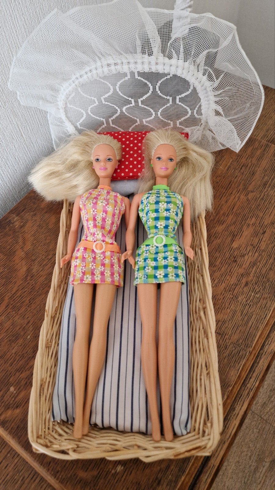 Tweeling Barbiepoppen met accessoires en nachtkastjes, Ophalen, Gebruikt, Barbie