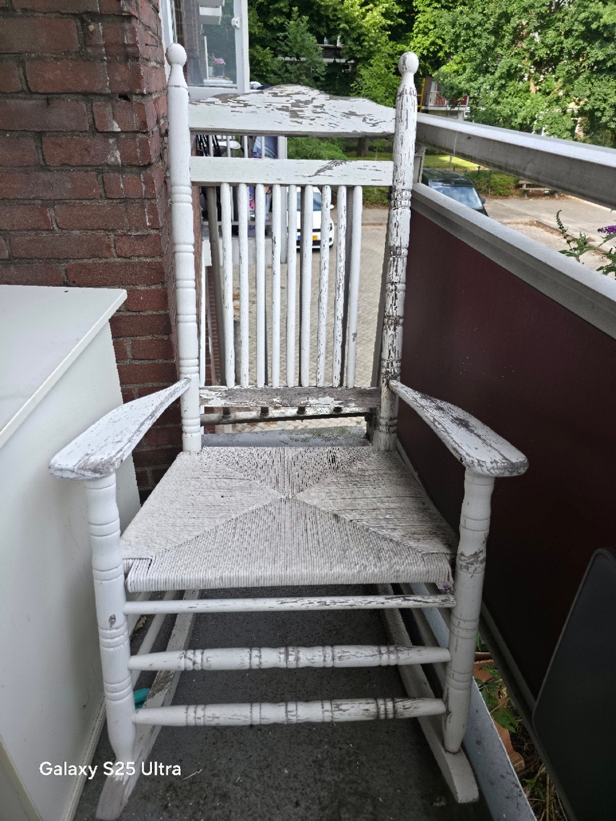 Oude schommelstoel, moet geverfd worden, Huis en Inrichting, Stoelen, Gebruikt, Wit, Ophalen of Verzenden, Eén