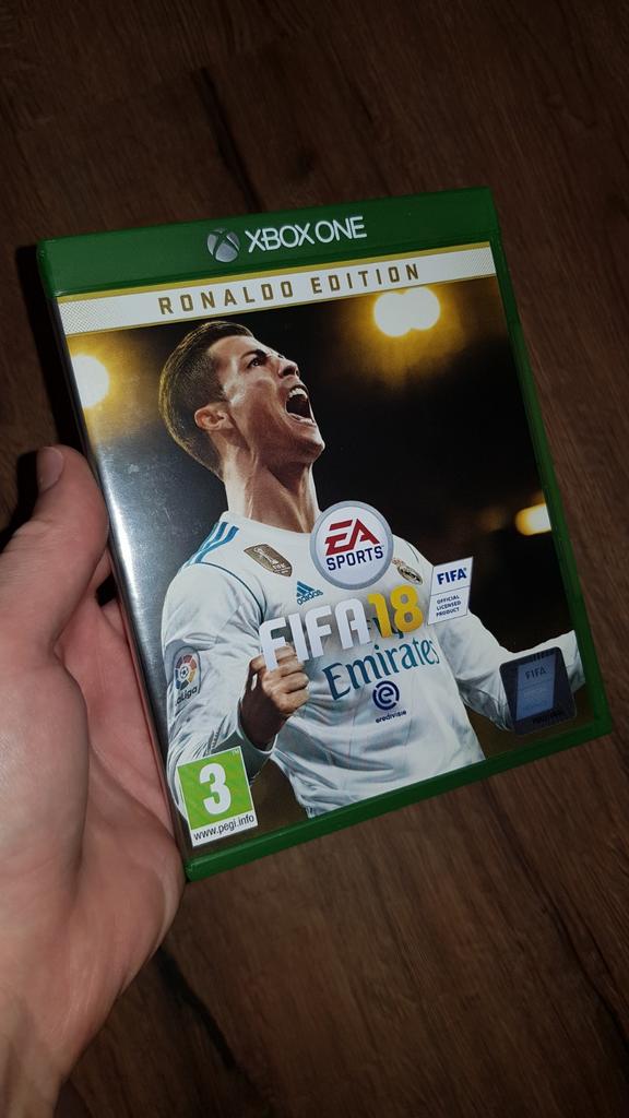 FIFA 18 - Edition Ronaldo, Spelcomputers en Games, Games | Xbox 360, Ophalen of Verzenden, Zo goed als nieuw, Sport, 3 spelers of meer