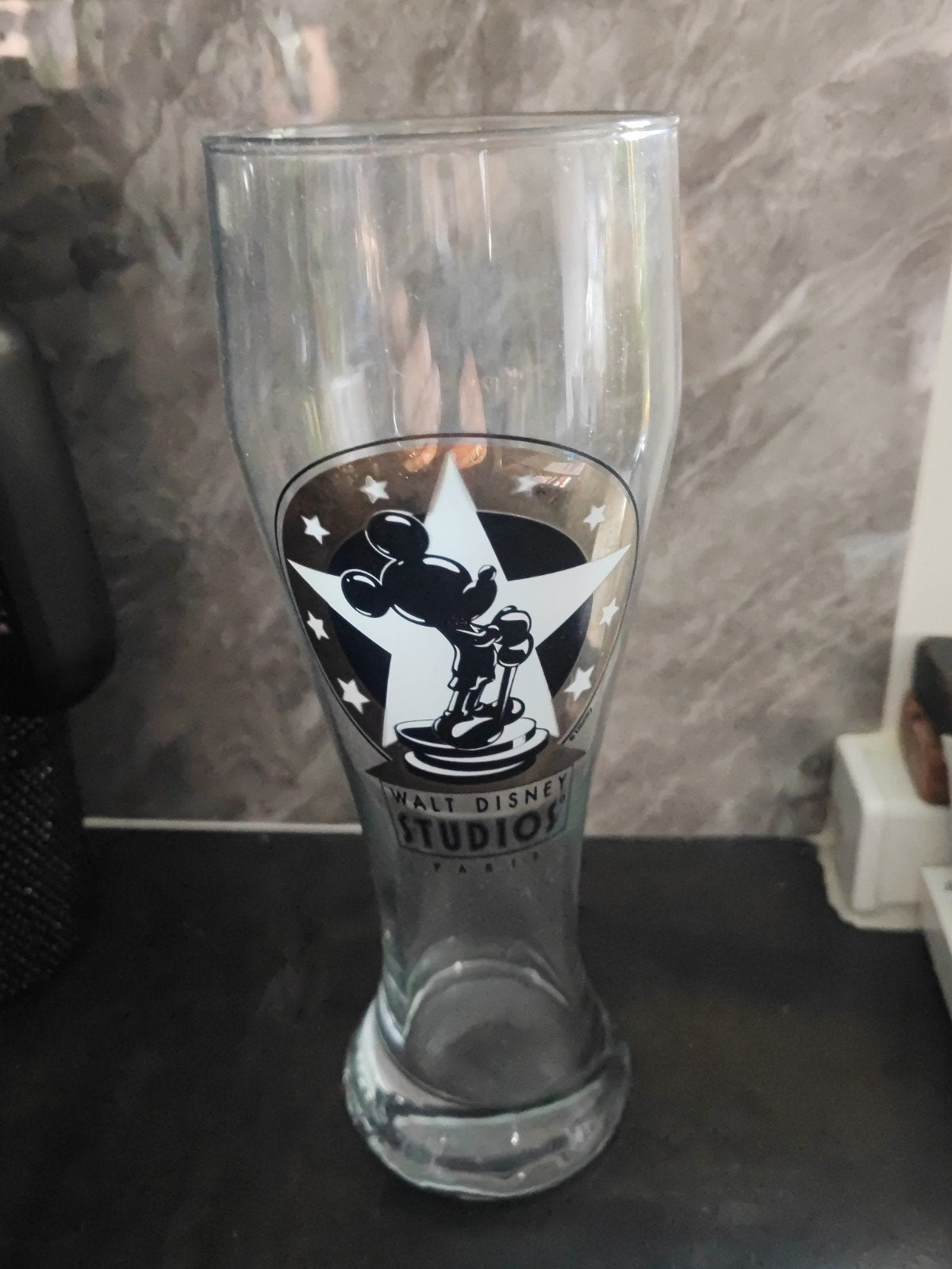 Disney Studios Paris glas - Mickey Mouse - 24 cm, Verzamelen, Ophalen of Verzenden, Mickey Mouse, Zo goed als nieuw, Servies