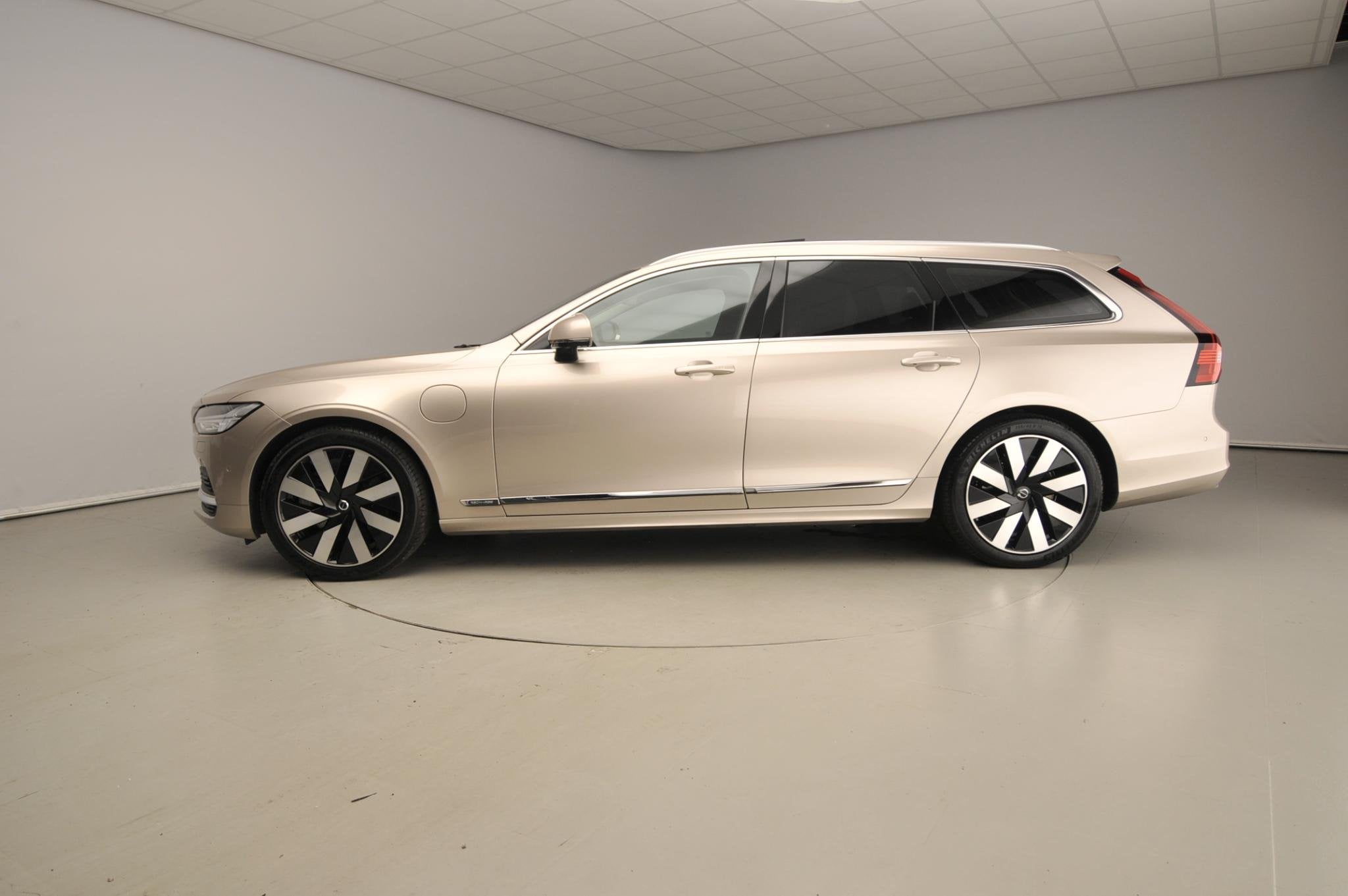Volvo V90 2.0 T6 Plug-in hybrid AWD Ultimate Bright | Trekha, Auto's, Automaat, Euro 6, 4 cilinders, 1969 cc