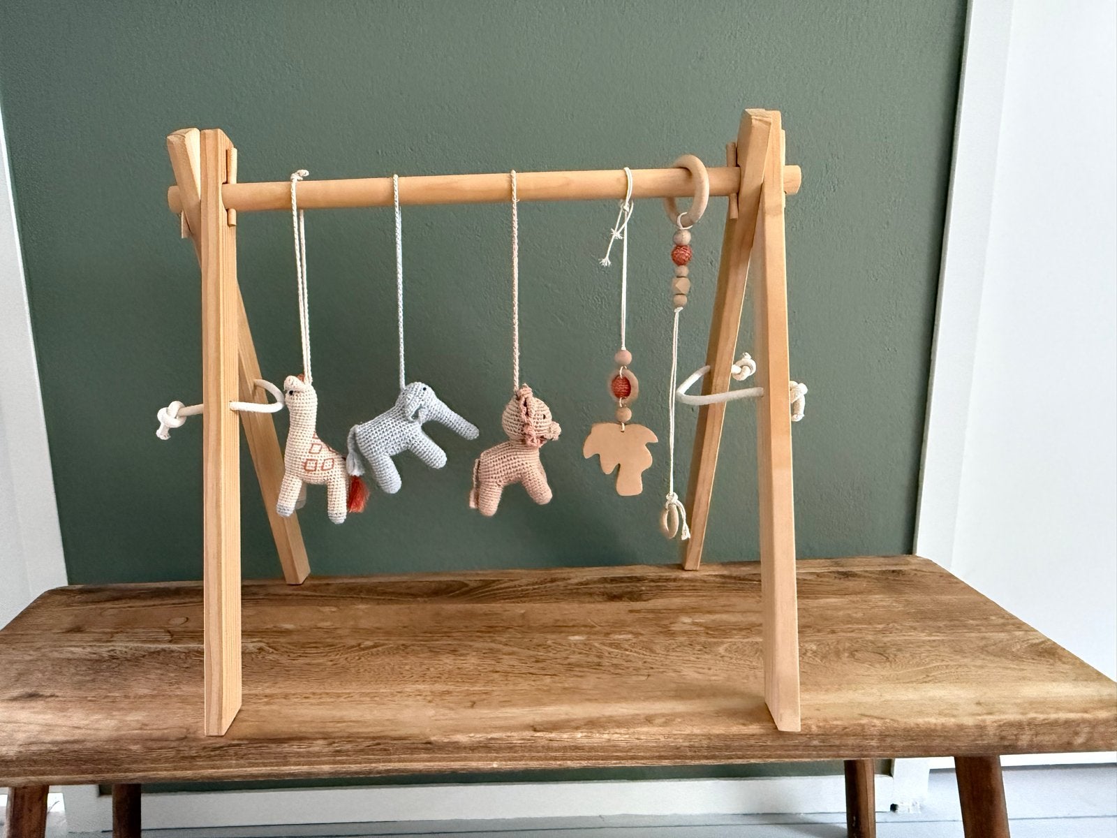 Houten babygym met gehaakte dieren en houten speeltjes, Ophalen, Zo goed als nieuw, Babygym