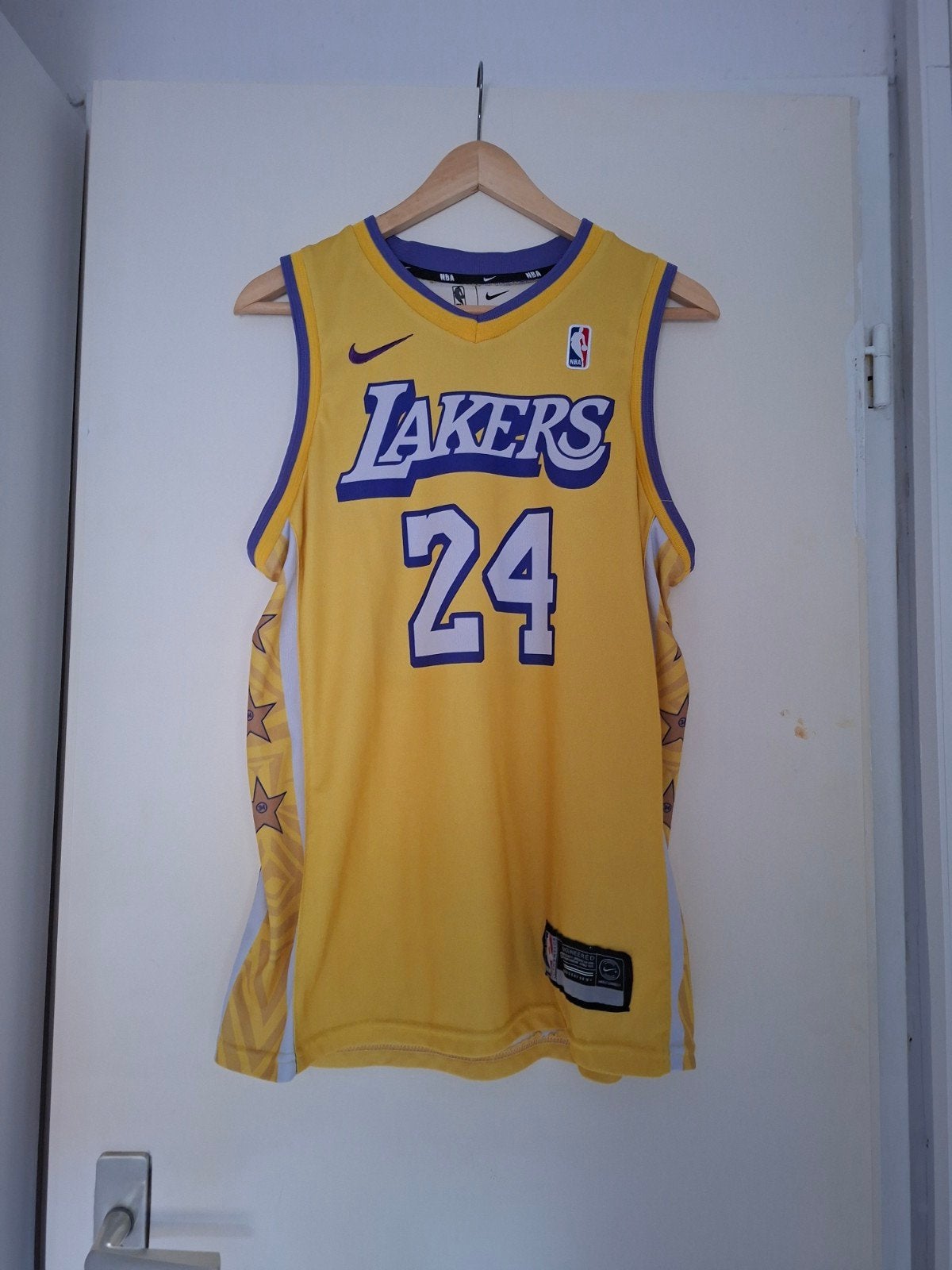 Nike NBA Lakers Bryant 24 Basketbalshirt Maat S, Geel, Overige typen, Nike, Ophalen of Verzenden
