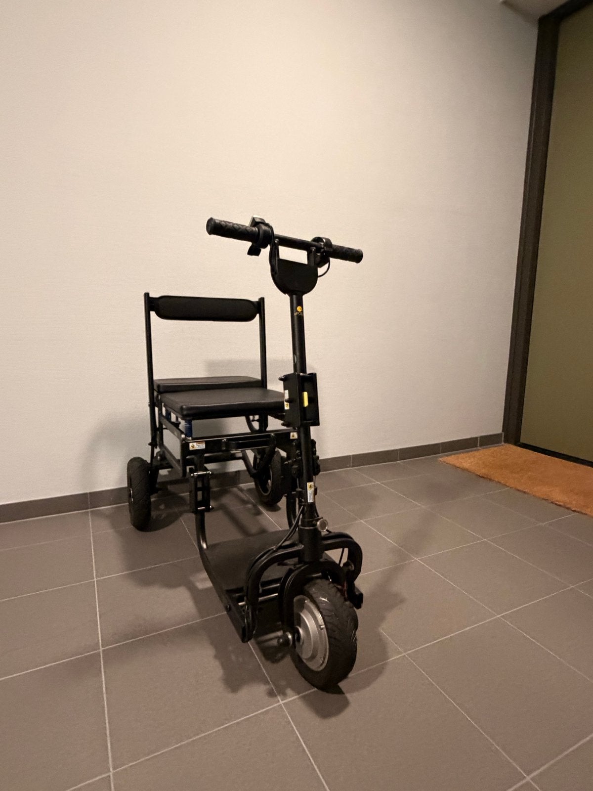 Zeer compacte EFOLDI lite.ZEER LICHTE opvouwbare scootmobiel, 10 km/u of minder, 16 t/m 25 km, Zo goed als nieuw, Ophalen