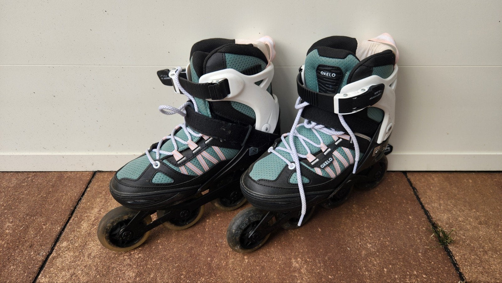 Oxelo Fit 5 skeelers 38-41 + Fit 500 beschermset maat L, Ophalen, Verstelbaar, Gebruikt, Inline skates 4 wielen