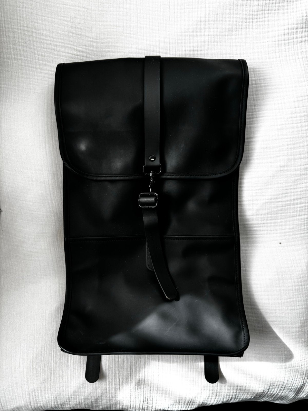 Rains rugtas met laptopvak, Sieraden, Tassen en Uiterlijk, Tassen | Rugtassen, 25 tot 40 cm, Ophalen of Verzenden, Zo goed als nieuw