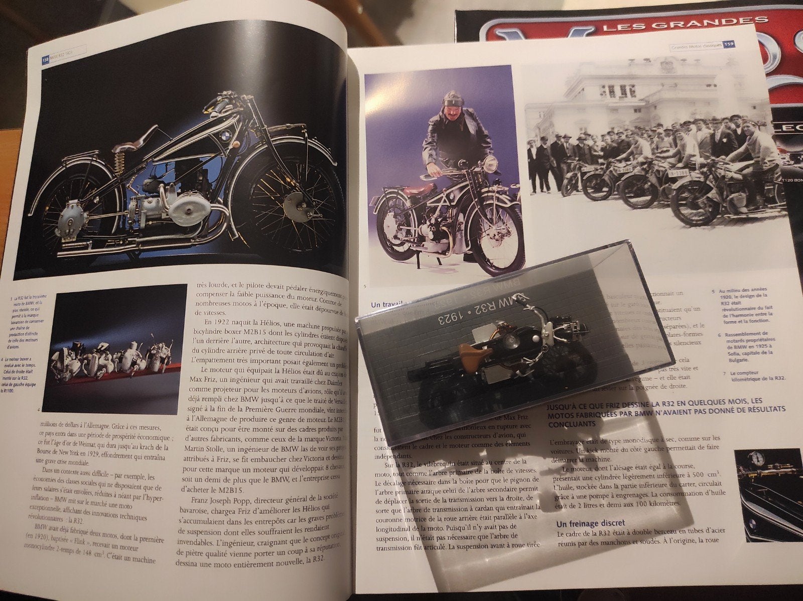 BMW R32 1923 1:24 in vitrinedoosje, met magazine, Ophalen of Verzenden, Overige merken