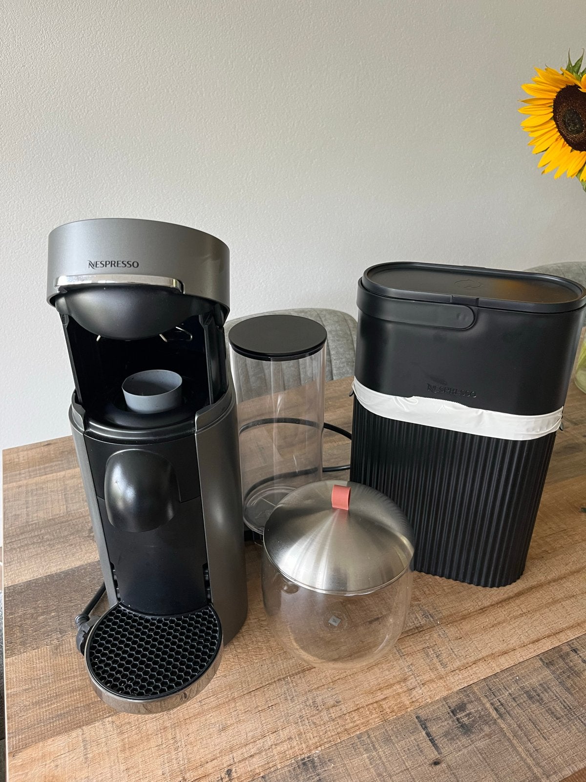 Nespresso Vertuo Plus Deluxe Cilinder Titan koffiemachine, Ophalen, Koffiemachine, Zo goed als nieuw, 1 kopje