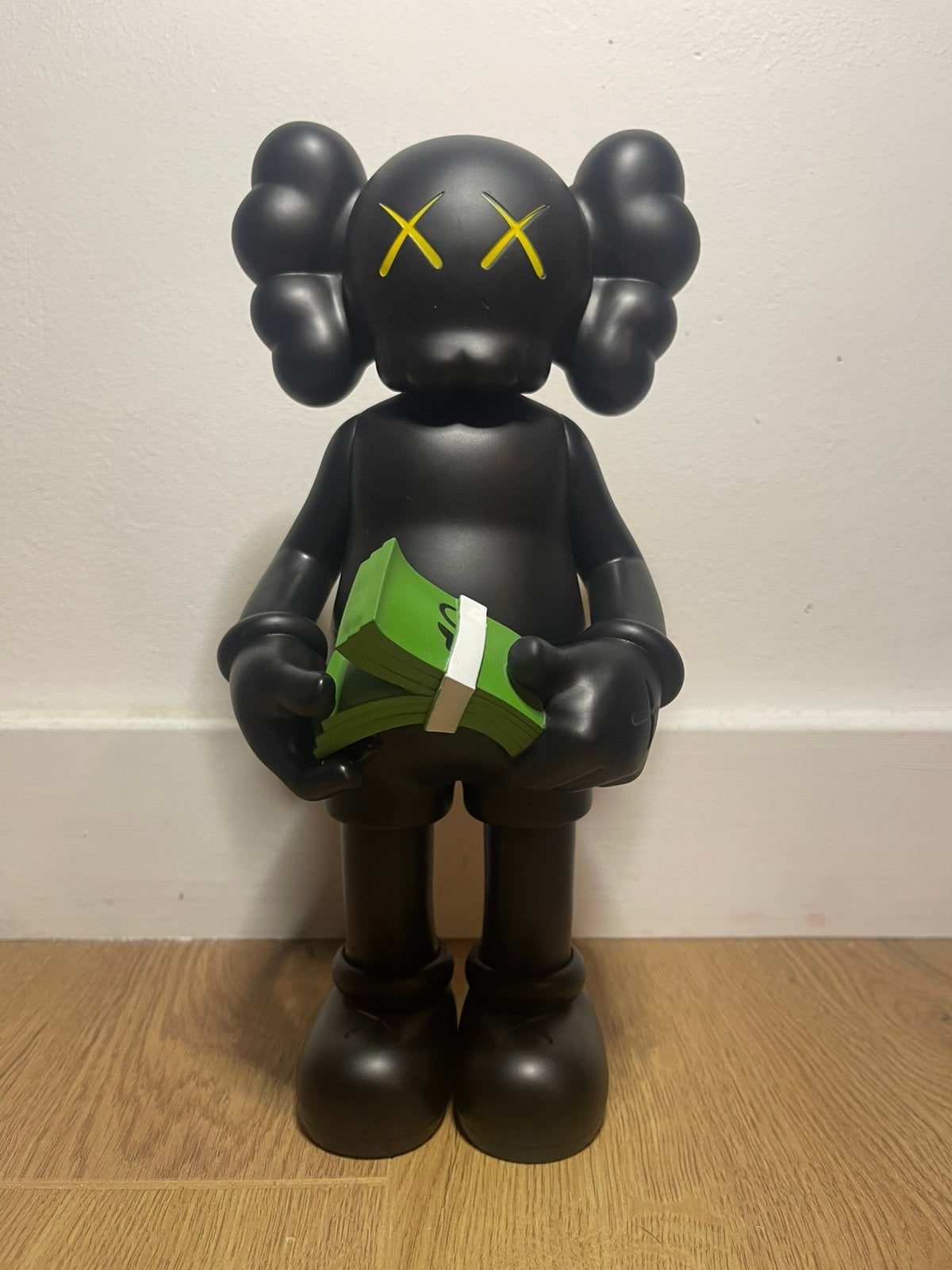 KAWS CASH Black 2023 Original Fake Medicom Toy Origineel, Antiek en Kunst, 28 cm, Zwart, Textiel, Ophalen of Verzenden