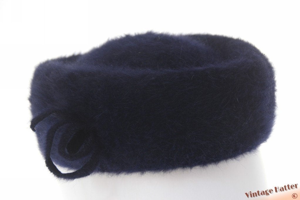Vintage Dames pillbox cocktailhoed donker blauw angora 56, Ophalen of Verzenden, Zo goed als nieuw, 56 of 57 cm (M, 7 of 7⅛ inch)