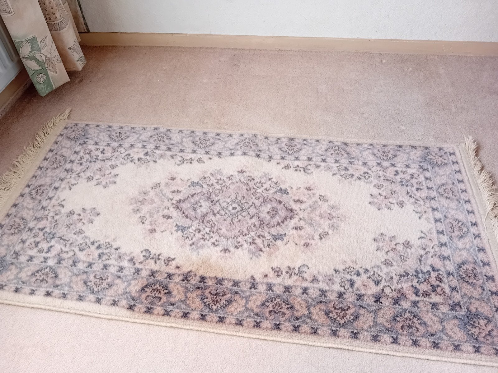 Crèmekleurig tapijt met klassiek patroon, Gebruikt, 50 tot 100 cm, Klassiek, Blauw