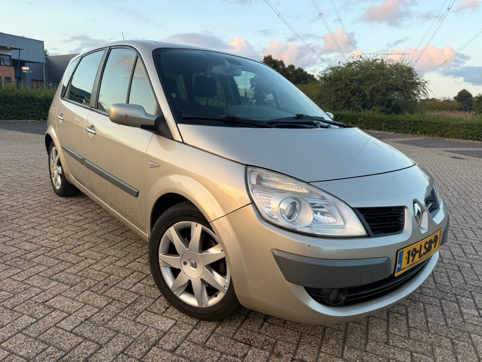 Renault Scenic 2.0-16V AUTOMAAT/AIRCO/16 INCH/TREKHAAK/NAP, Auto's, Renault, 4 cilinders, Bruin, Parkeersensor, Grijs