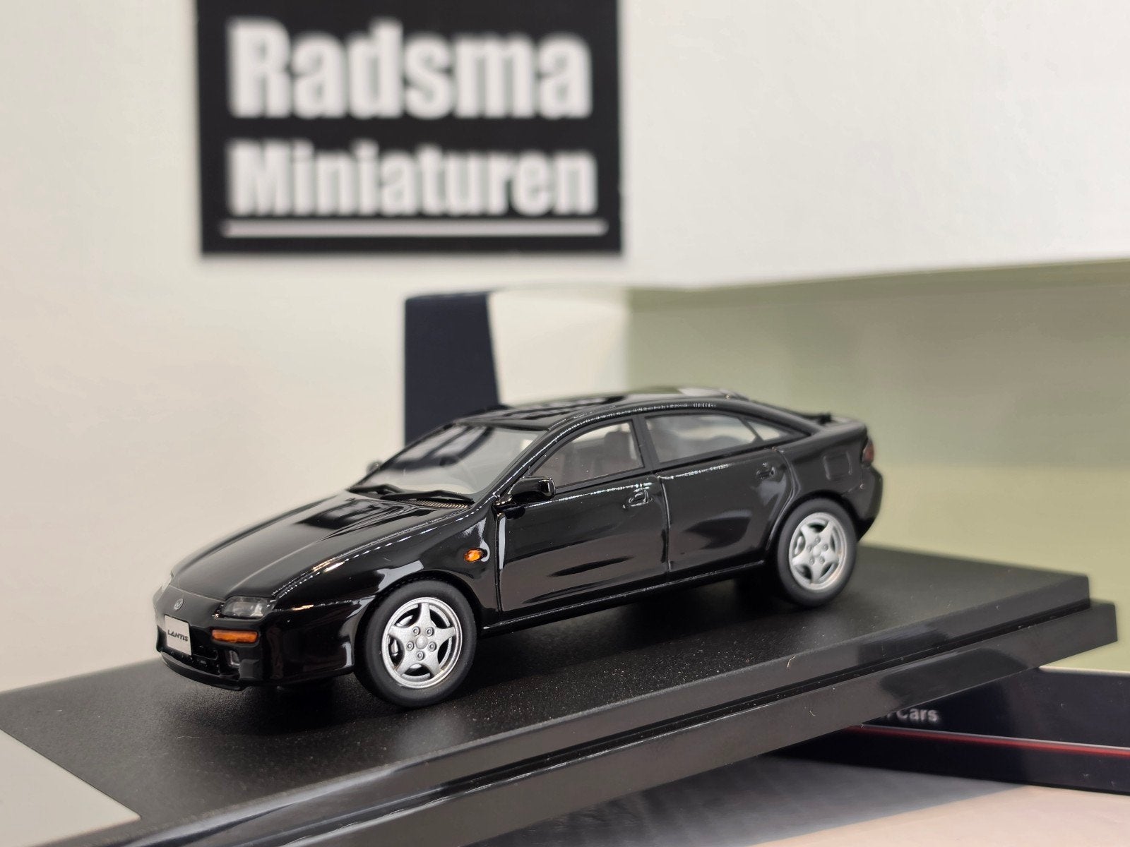 Mazda 323F BA - Zwart - 1:43 Hi-Story, Overige merken, Auto, Nieuw, Ophalen of Verzenden