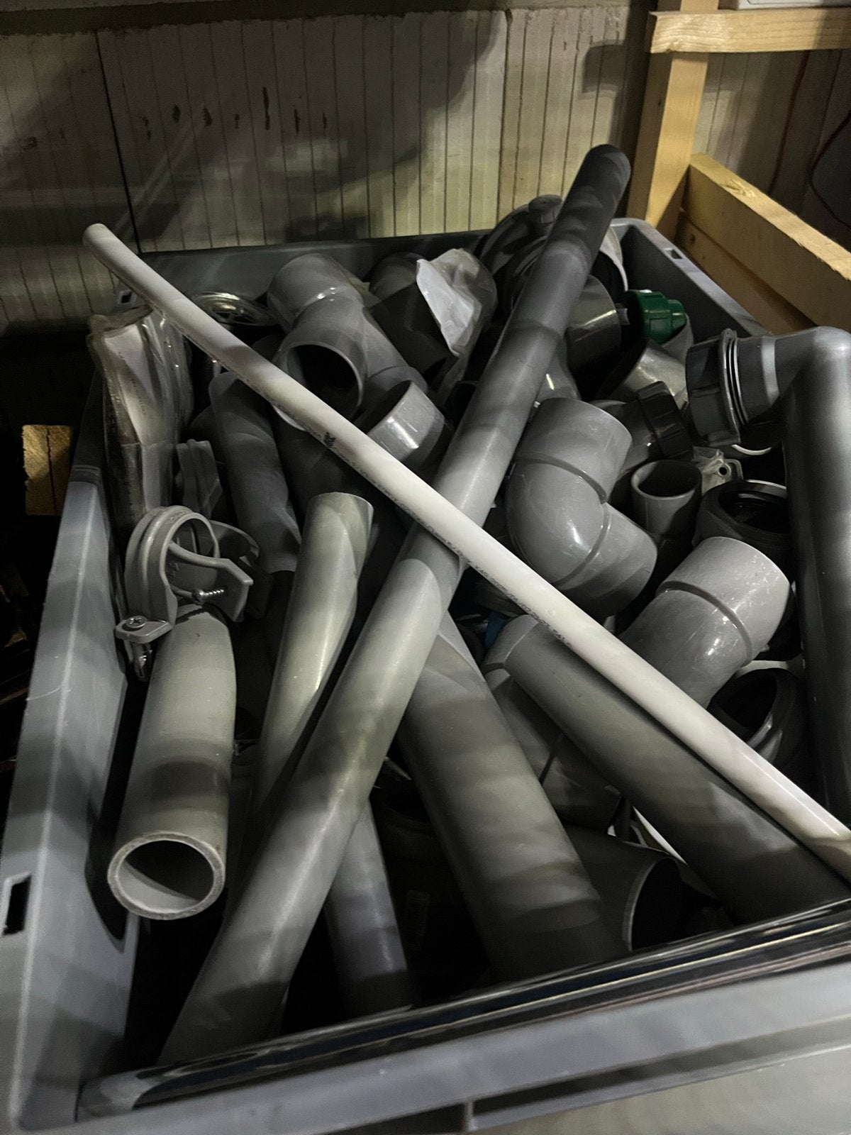 Diverse PVC en koperen fittingen en buizen